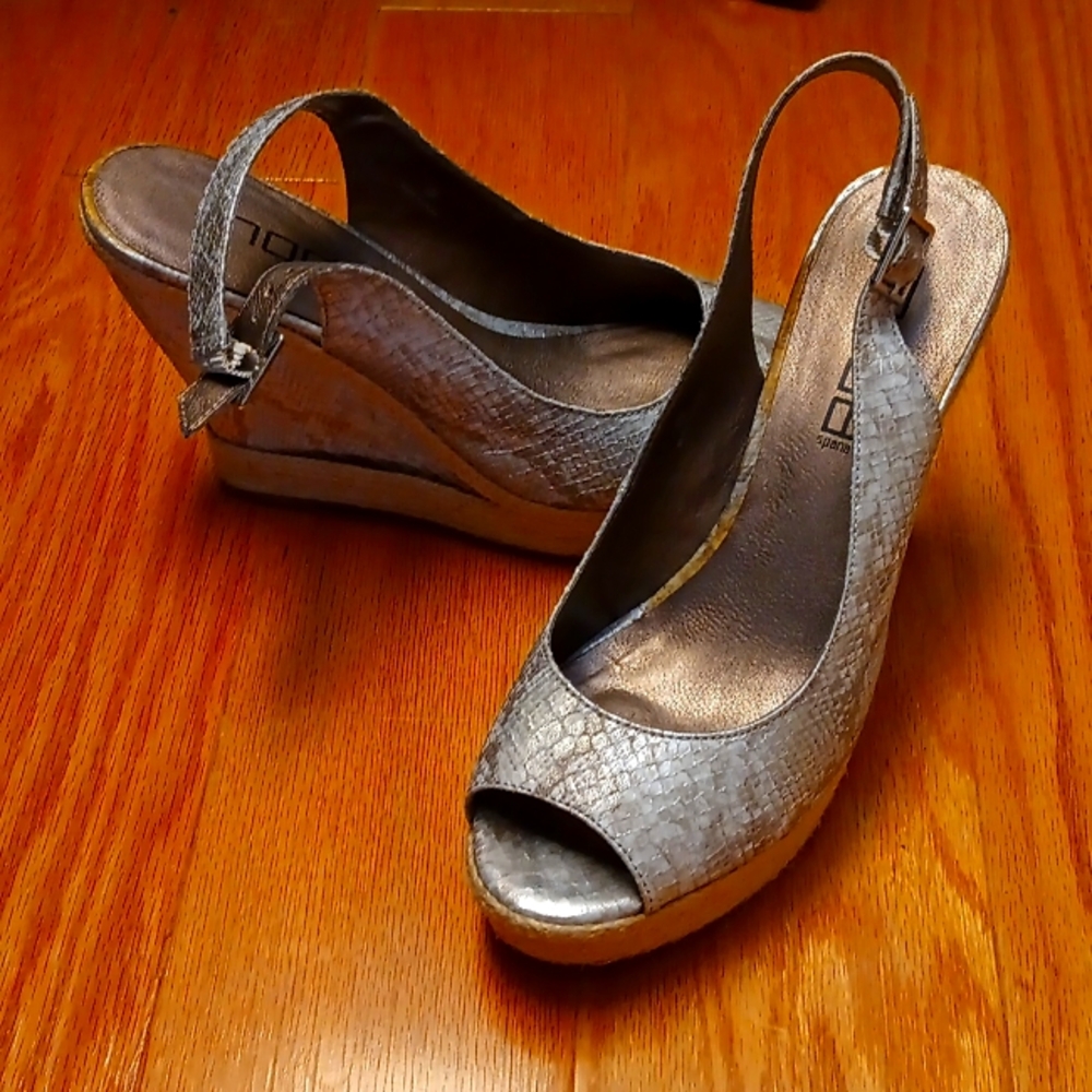 Moda size 8 silver wedge heels